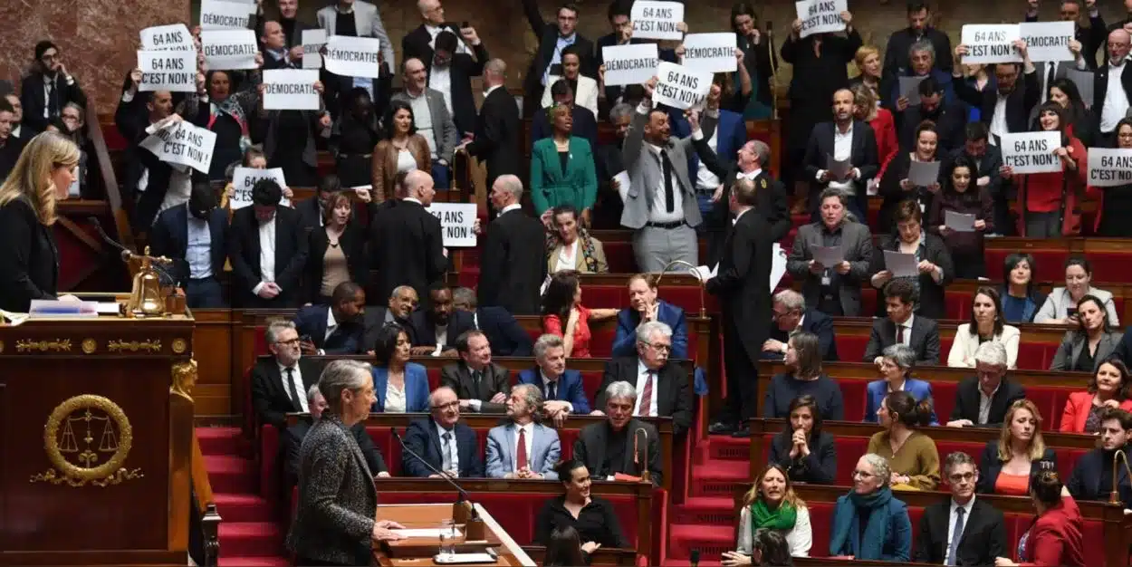 Le gouvernement français a survécu aux votes de censure et les réformes des retraites