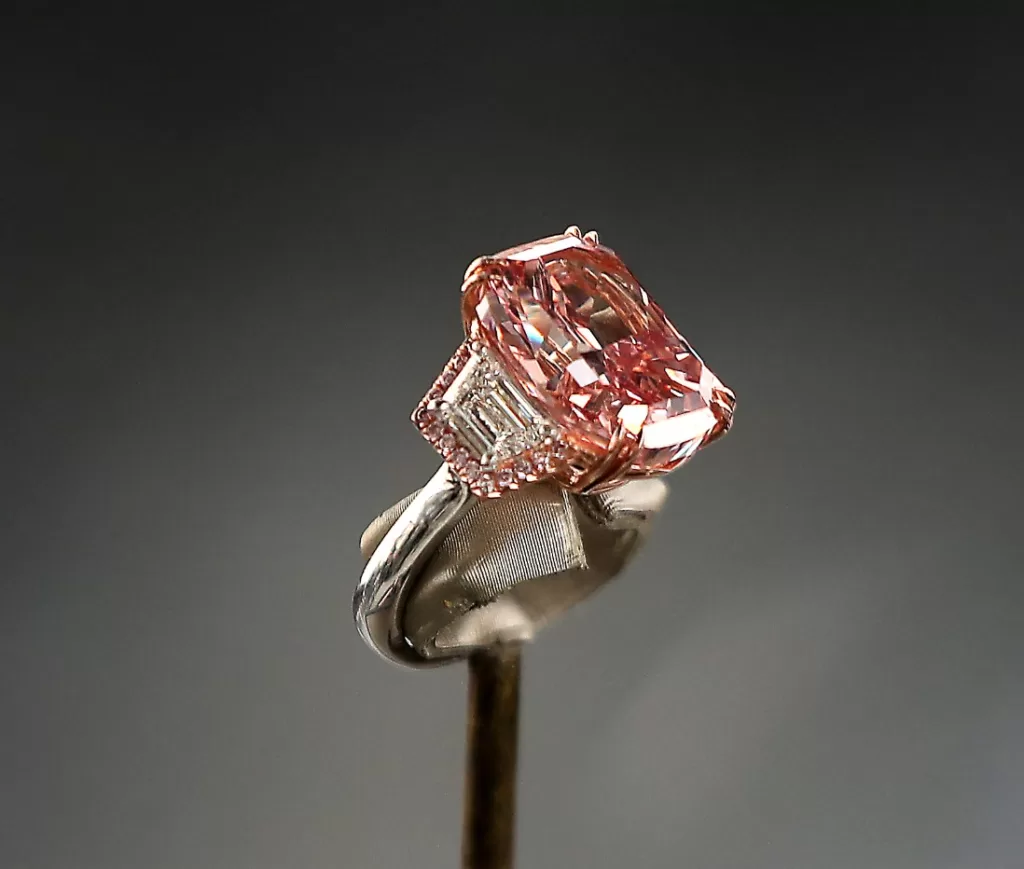 Les diamants sont les meilleurs amis d'avril. En savoir plus sur la pierre de naissance 1 084250