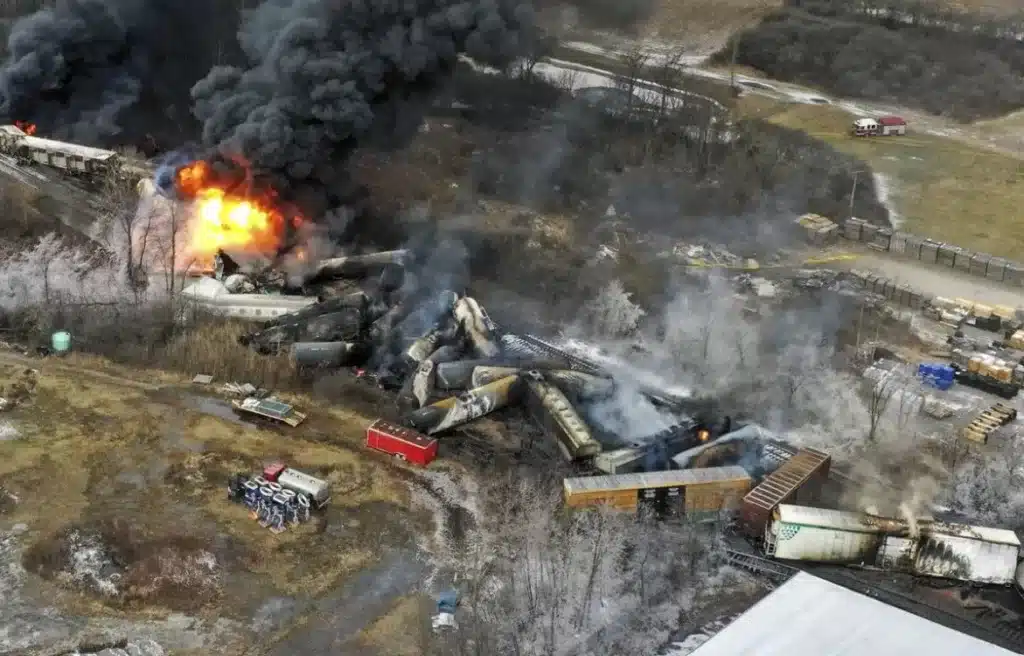 Les enquêteurs du CDC chargés d'étudier les conséquences sanitaires du déraillement d'un train dans l'Ohio tombent malades 1 deraillement train produits toxiques ohio 01