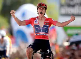 Remco Evenepoel célébrant sa victoire à la Clásica San Sebastián