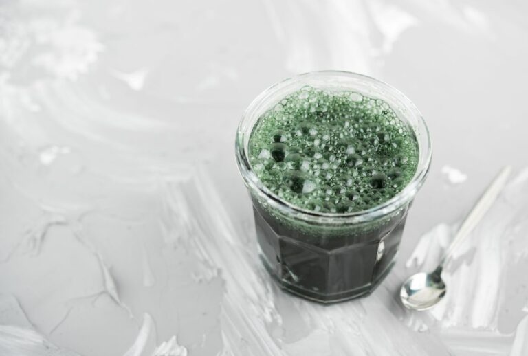 Les bienfaits de la spiruline pour les mamans qui allaitent : un complément alimentaire naturel riche en nutriments essentiels