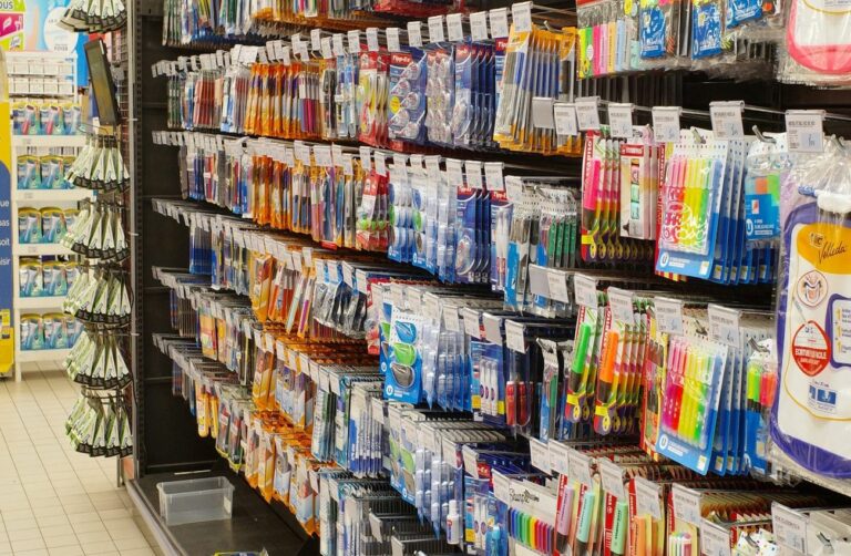 Où acheter des fournitures scolaires moins chères en ligne et en magasin pour une rentrée économique ?