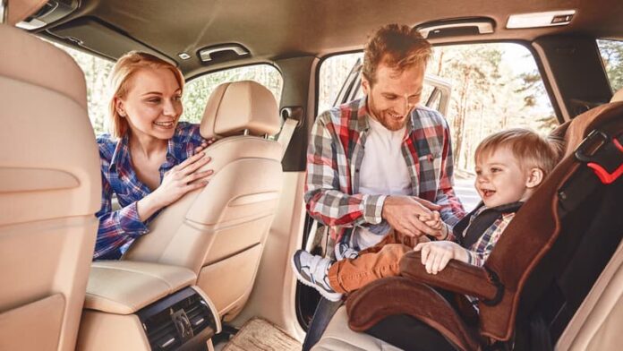 "Transformez vos trajets en voiture en souvenirs joyeux! Nos experts partagent des astuces pour un voyage sans stress: planification, jeux, snacks sains et plus."