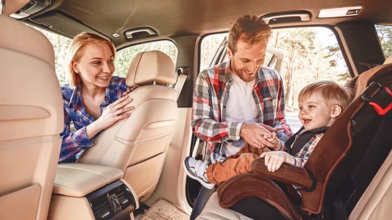 "Transformez vos trajets en voiture en souvenirs joyeux! Nos experts partagent des astuces pour un voyage sans stress: planification, jeux, snacks sains et plus."