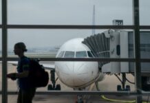 Voyager avec élégance : l’art de la courtoisie en pleine saison touristique Découvrez comment voyager avec élégance durant l'affluence estivale. Nos conseils pour un vol harmonieux et l'importance de la courtoisie en avion.