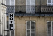 Séjour en hôtel : Les règles d’or pour des vacances harmonieuses selon les experts de l’hôtellerie Découvrez les clés d'un séjour hôtelier réussi : respect, propreté et courtoisie. Suivez nos conseils d'étiquette pour des vacances parfaites. #Hôtellerie #BonnesManières
