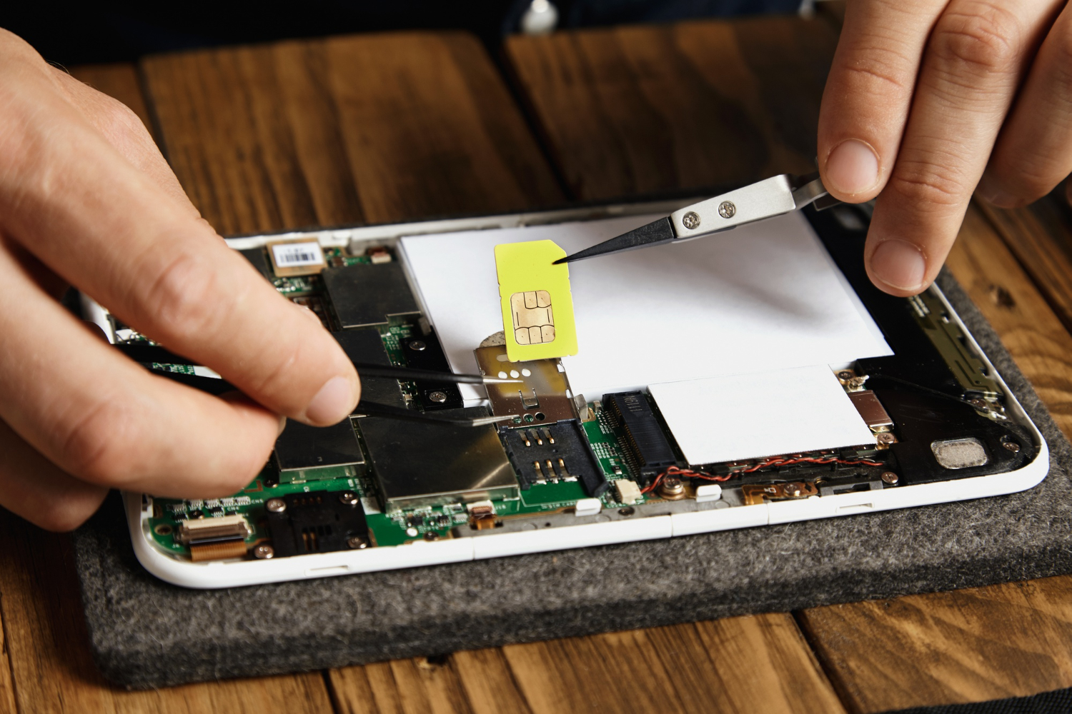 Woozor.fr, l'actualité en continue 3 Installation d'une carte SIM dans un appareil, compostants smartphone très cher
